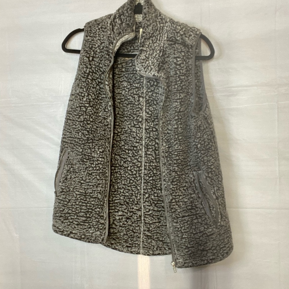 GRAY FUR VEST!🫡